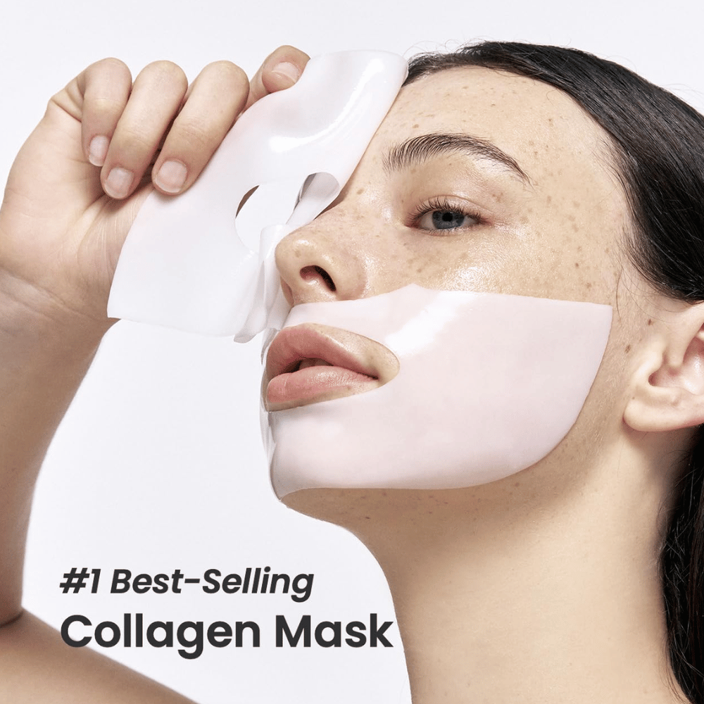 Bilden visar en ung kvinna som applicerar Bio-Collagen Real Deep Mask från Biodance, en ansiktsmask som är märkt som "#1 Best-Selling Collagen Mask". Masken är vit och täcker hennes kinder och mun, vilket framhäver dess popularitet och effektivitet för hudvård.