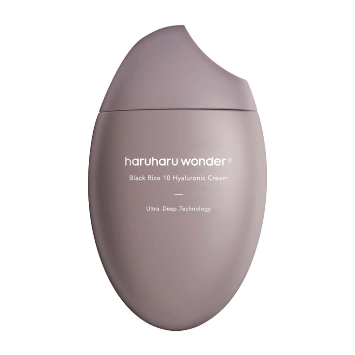 En slät och stilren förpackning av "Haruharu Wonder Black Rice 10 Hyaluronic Cream", markerad med vit text. Förpackningen använder "Ultra Deep Technology" vilket antyder en avancerad formel för djup återfuktning av huden.