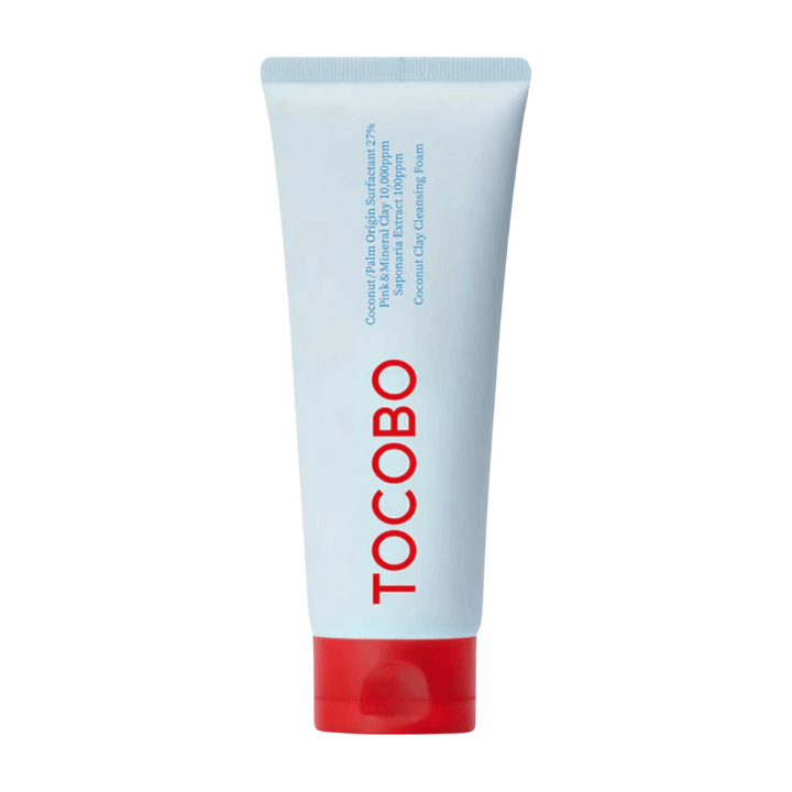 Tuben av TOCOBO Coconut Clay Cleansing Foam är synlig. Tuben är ljusblå med en röd kork och texten "TOCOBO" i stora bokstäver på framsidan. Produkten beskrivs som en kokosnötlera rengöringsskum och innehåller naturliga ingredienser.