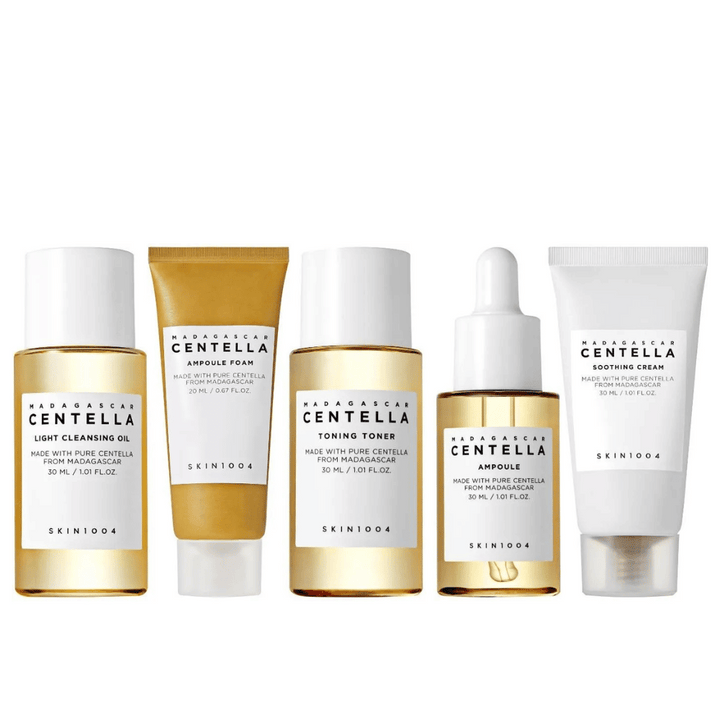 Madagascar Centella Travel Kit innehåller fem produkter för en komplett hudvårdsrutin. Inkluderar lätt rengöringsolja, ampoule foam, toning toner, ampoule och lugnande kräm. Perfekt för att återfukta och lugna huden var du än är.