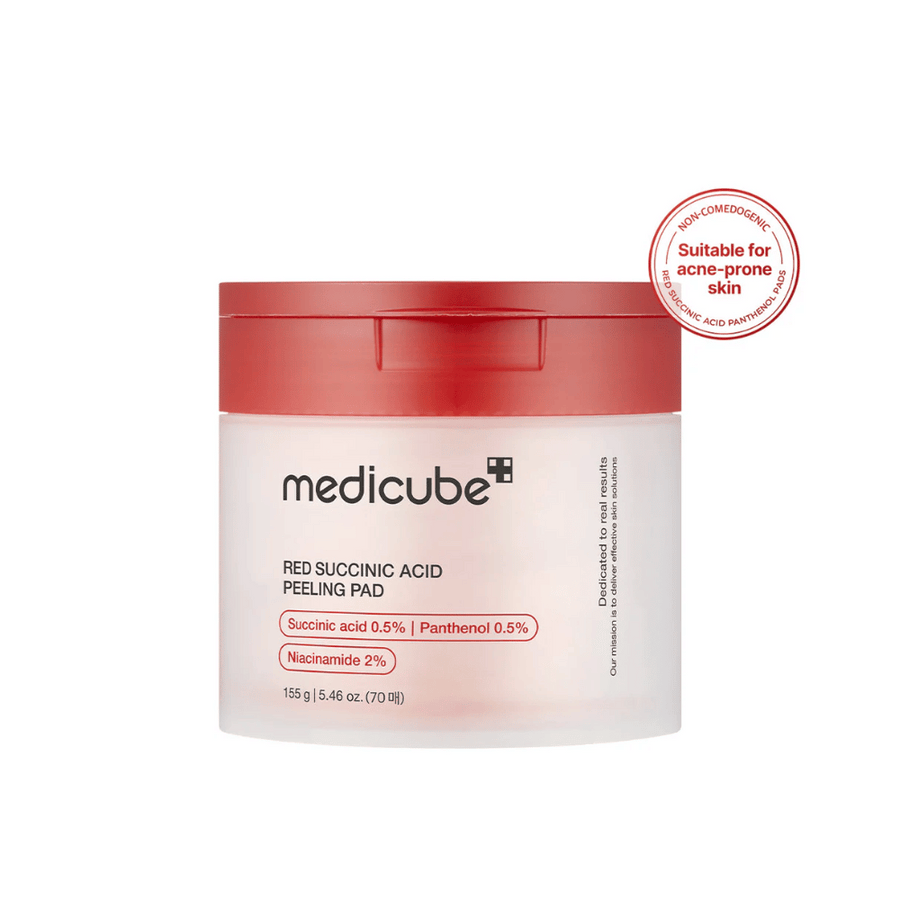 Medicube Red Succinic Acid Peeling Pad i en vit burk med rött lock, designad för acnebenägen hud. Innehåller succinic acid, panthenol och niacinamid för att förbättra hudens struktur och ge en skonsam exfoliering. Non-komedogen formula.