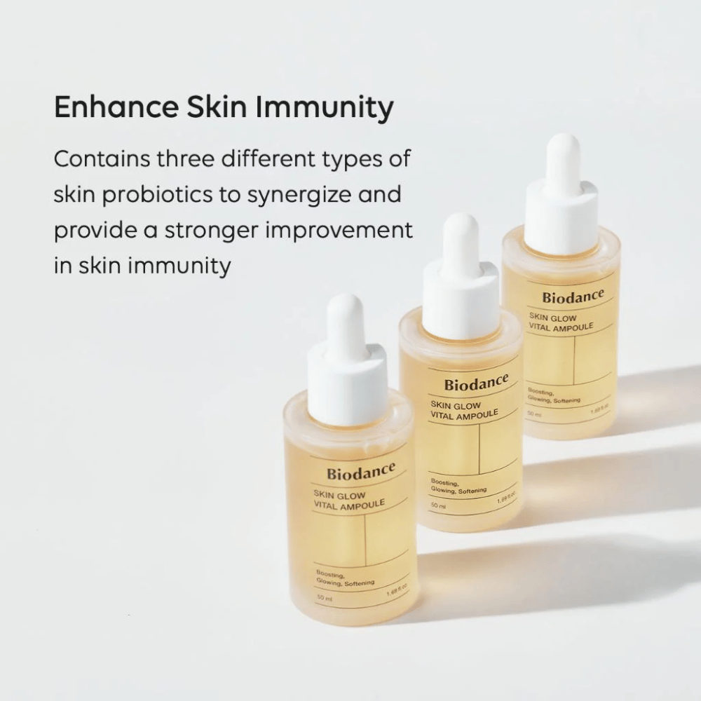 Tre flaskor av Biodance Skin Glow Vital Ampoule visas med texten 'Enhance Skin Immunity'. Produkten innehåller tre olika typer av hudprobiotika som stärker hudens immunitet och förbättrar dess skydd.