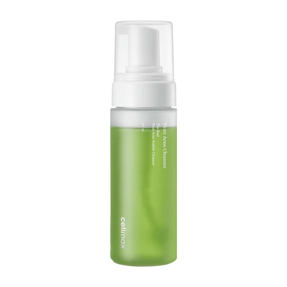 Flaskan med The Real Noni Acne Bubble Cleanser visar en fräsch och grön ton, vilket indikerar naturliga ingredienser. Pumpdispensern gör den användarvänlig och perfekt för att skapa ett rikt, skummande rengöringsmedel. Idealisk för att bekämpa akne och ge huden en klar och ren känsla.